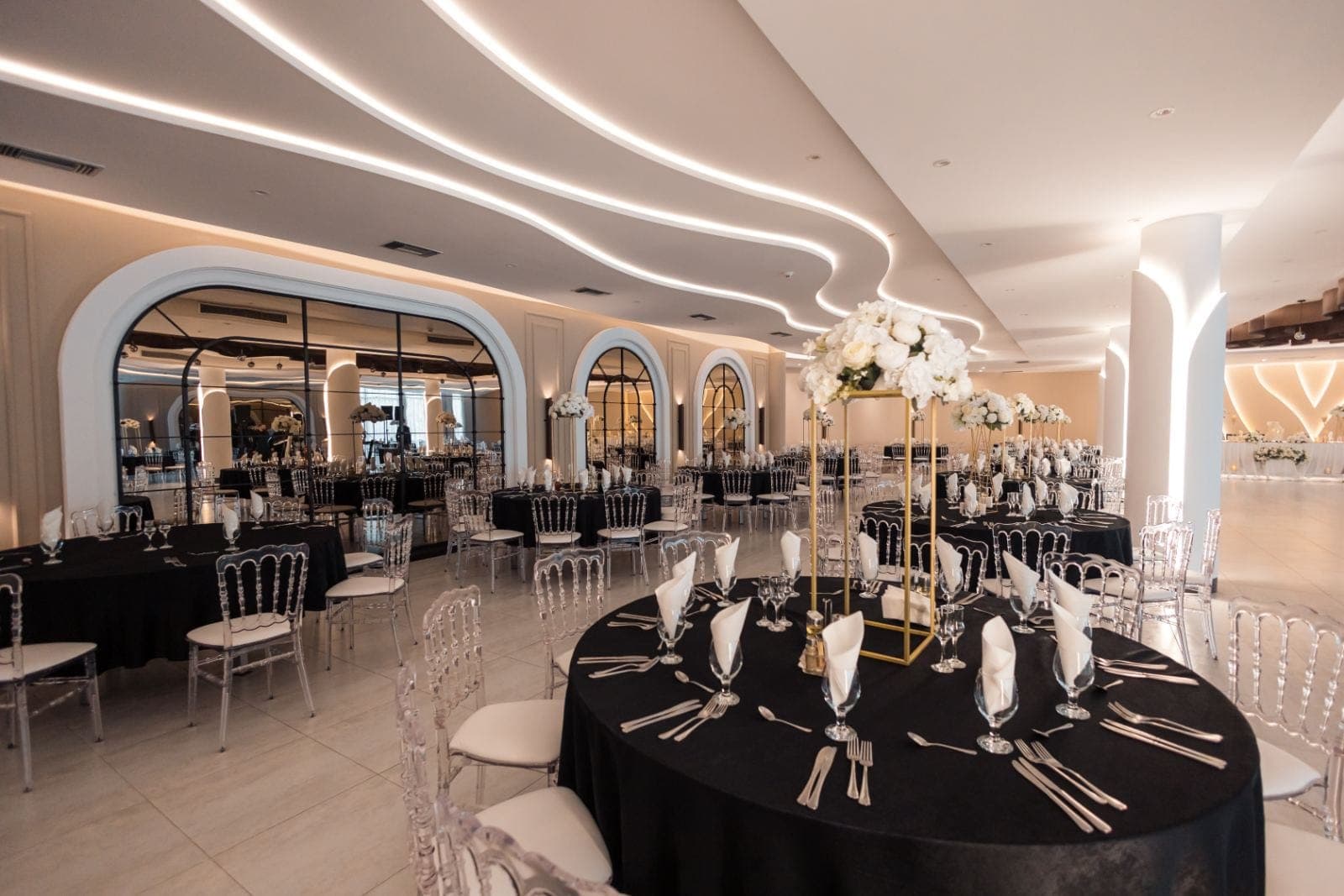 Restaurant Glamur Grand Hall arranged for an elegant celebration